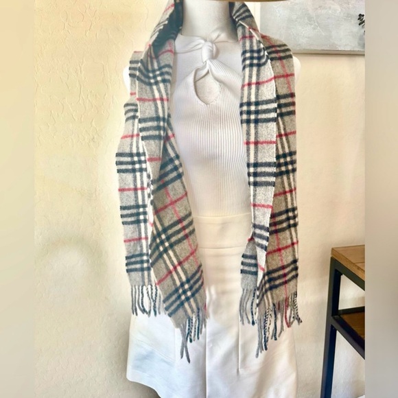 Burberry 💯 % Lambswool Scarf - Picture 1 of 4